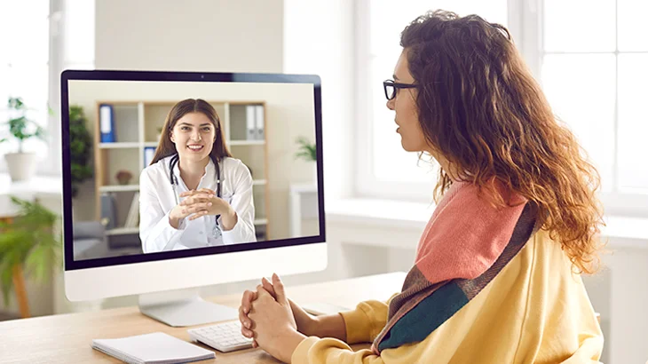 Paciente conversando com a médica virtualmente
