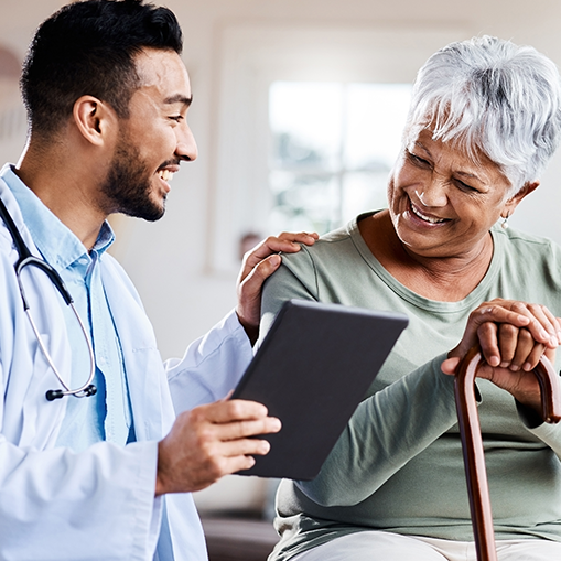 Médico atende paciente idosa