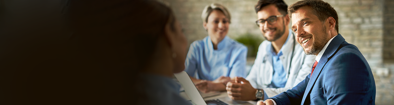 Empresário e equipe médica conversam