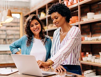 Colegas no trabalho aparecem felizes com as soluções de planos de saúde para pequenas, médias e grandes empresas.